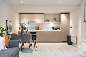 Stylish 2 Bed 2 Bath Apt in BMH City Centre