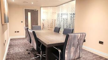 Stylish 2 Bed 2 Bath Apt in BMH City Centre