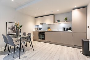 Stylish 2 Bed 2 Bath Apt in BMH City Centre