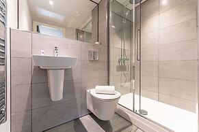 Stylish 2 Bed 2 Bath Apt in BMH City Centre