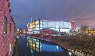 Stylish 2 Bed 2 Bath Apt in BMH City Centre