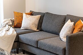 Stylish 2 Bed 2 Bath Apt in BMH City Centre