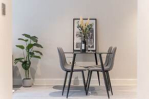 Stylish 2 Bed 2 Bath Apt in BMH City Centre