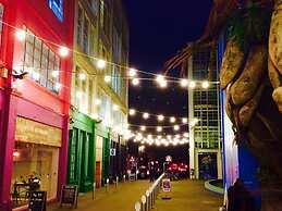 Stylish 2 Bed 2 Bath Apt in BMH City Centre