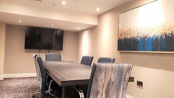 Stylish 2 Bed 2 Bath Apt in BMH City Centre