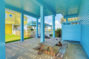 Walk to Beach: Home w/ 2 Decks in Galveston!