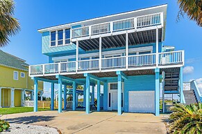 Walk to Beach: Home w/ 2 Decks in Galveston!