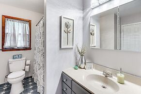 Family Home Close to Warwick, 5 Mi to Lake!