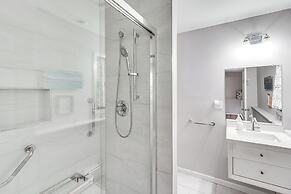 Family Home Close to Warwick, 5 Mi to Lake!