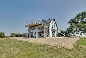 Iowa Family Home w/ Valley Views & Rooftop Deck