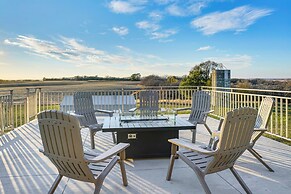 Iowa Family Home w/ Valley Views & Rooftop Deck