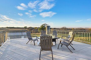 Iowa Family Home w/ Valley Views & Rooftop Deck