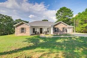 ~ 13 Mi to Ole Miss: Private Family-friendly Home!