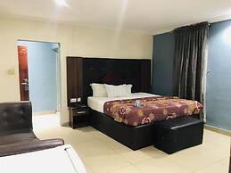 De City Hotel and Resort