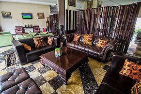 De City Hotel and Resort