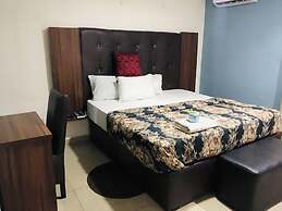 De City Hotel and Resort