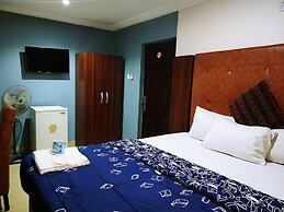 De City Hotel and Resort