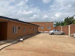 De City Hotel and Resort