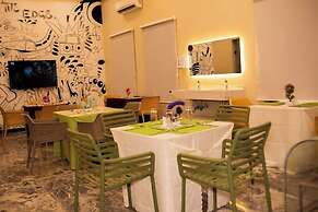 De City Hotel and Resort