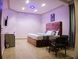 De City Hotel and Resort