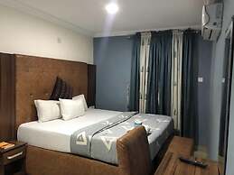 De City Hotel and Resort