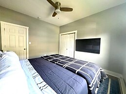 Modern Cozy Unit With King Bed