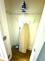 Modern Cozy Unit With King Bed