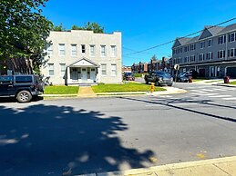 Modern Cozy Unit With King Bed