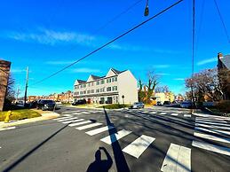 Modern Cozy Unit With King Bed