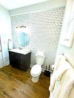 Modern Cozy Unit With King Bed