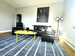 Modern Cozy Unit With King Bed