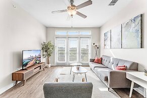 Prime Soco 2BR King Suite w Gympickleballlaundry