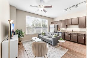 Fun Soco 1BR King Suite w Gympickleballlaundry