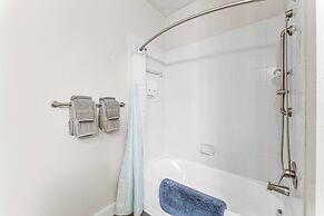 Airy Soco 2BR King Suite w Gympickleballlaundry