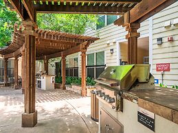 Airy Soco 2BR King Suite w Gympickleballlaundry