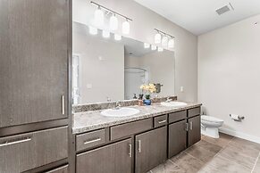 Airy Soco 2BR King Suite w Gympickleballlaundry