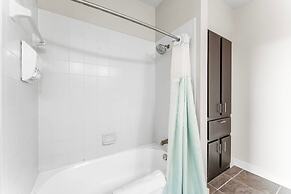 Airy Soco 2BR King Suite w Gympickleballlaundry