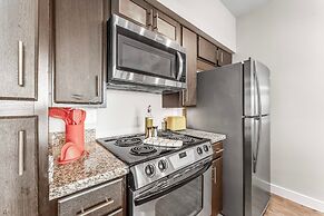 Airy Soco 2BR King Suite w Gympickleballlaundry