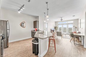 Airy Soco 2BR King Suite w Gympickleballlaundry