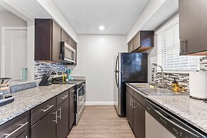 Spacious and Chic King Bed 2BR Suite 5 Min to DT