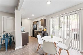 Spacious and Chic King Bed 2BR Suite 5 Min to DT