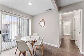 Spacious and Chic King Bed 2BR Suite 5 Min to DT