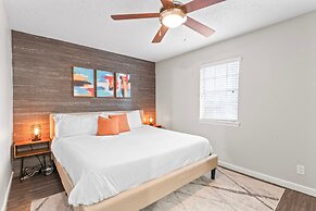 Spacious and Chic King Bed 2BR Suite 5 Min to DT