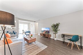 Spacious and Chic King Bed 2BR Suite 5 Min to DT