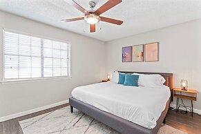 Spacious and Chic King Bed 2BR Suite 5 Min to DT