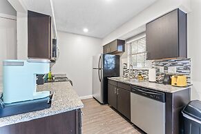 Spacious and Chic King Bed 2BR Suite 5 Min to DT