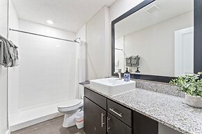 Spacious and Chic King Bed 2BR Suite 5 Min to DT