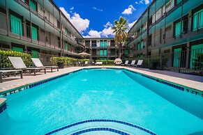 Spacious and Chic King Bed 2BR Suite 5 Min to DT