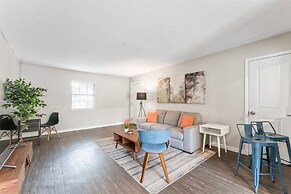 Spacious and Chic King Bed 2BR Suite 5 Min to DT