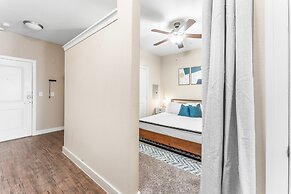 Comfy Soco 1BR King Suite w Gympickleballlaundry